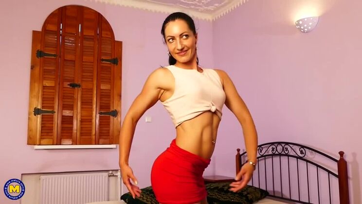 Brunette Jessica has fun with a giant dildo!