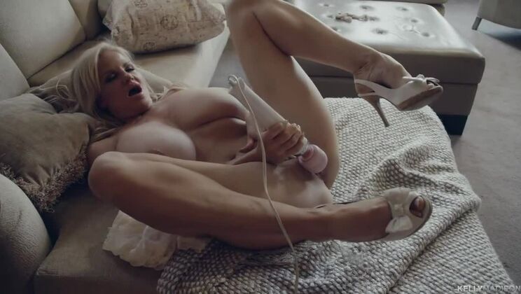 [KellyMadison] - Kelly Madison Plays with Herself Using Sex Toys - Kelly Madison