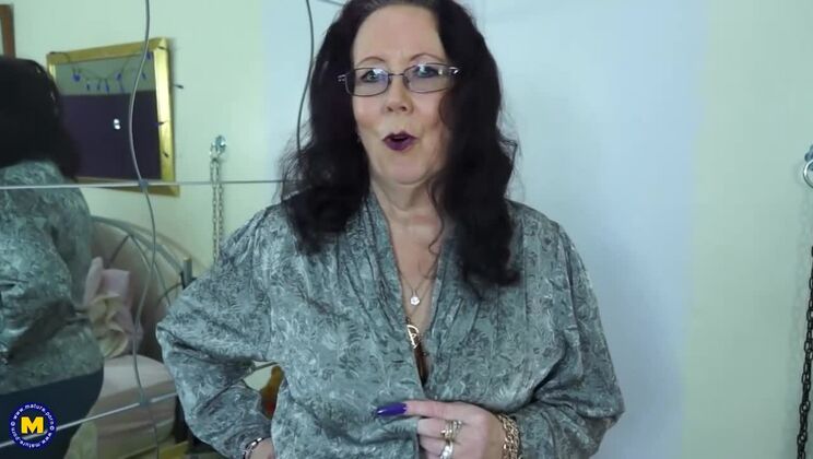 [Mature.nl] - British Mature Zadi Plays Solo