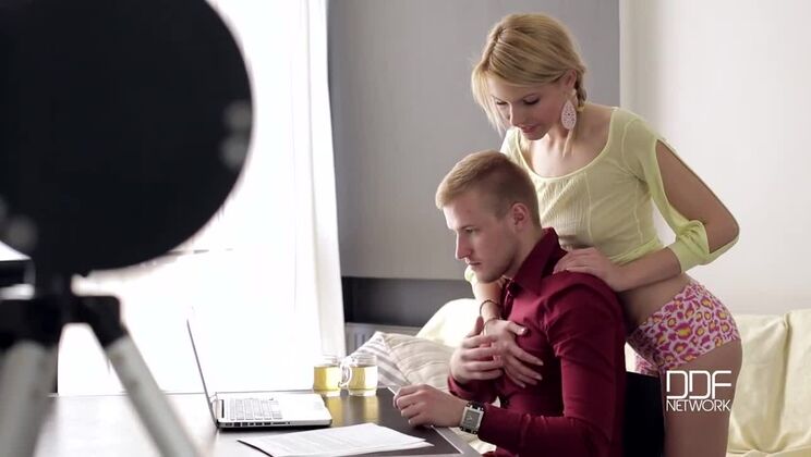 [HandsOnHardcore] - Karina Grand: College Babe Seduces Boyfriend with Facial and Tattoo - Lana Roberts