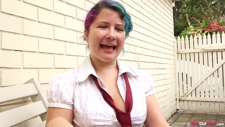 A Day With Gala & Nio: Pissing Edition