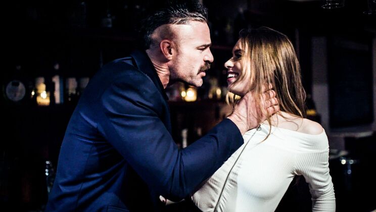 Pussy Licking Cheating Girl Gets Cumshot