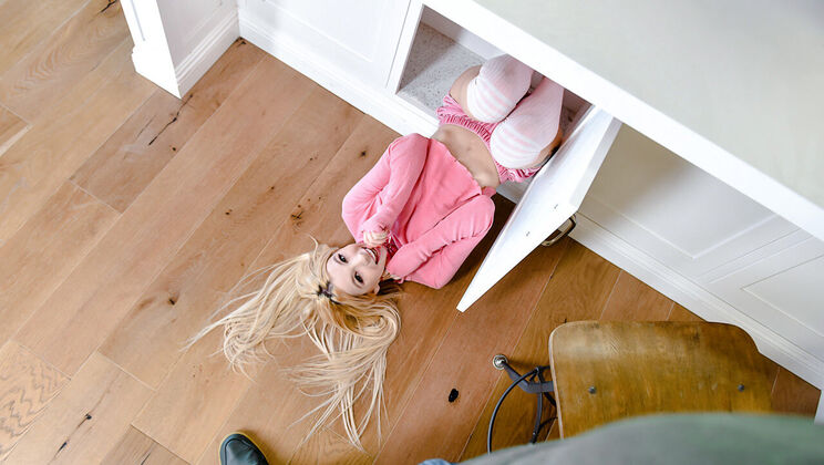 [ExxxtraSmall] - Small but Flexible: Kenzie Reeves' Scene