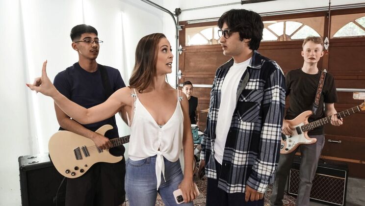 Skinny Blonde Face Sitting & Deepthroat With Enhanced Bubble Butt