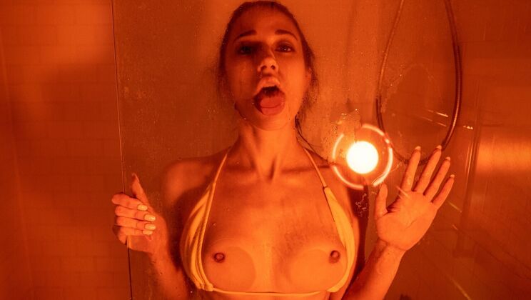 Brunette Babe’s Outdoor Blowjob