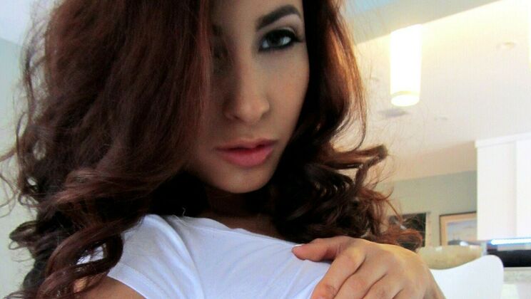 Latina Jade Jantzen's Curvy Booty