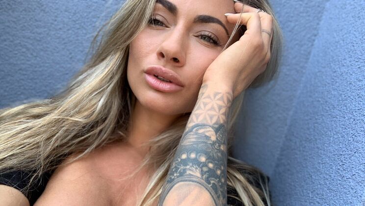 [FakeHubOriginals] - Bubble Butt Babe Fingers Herself