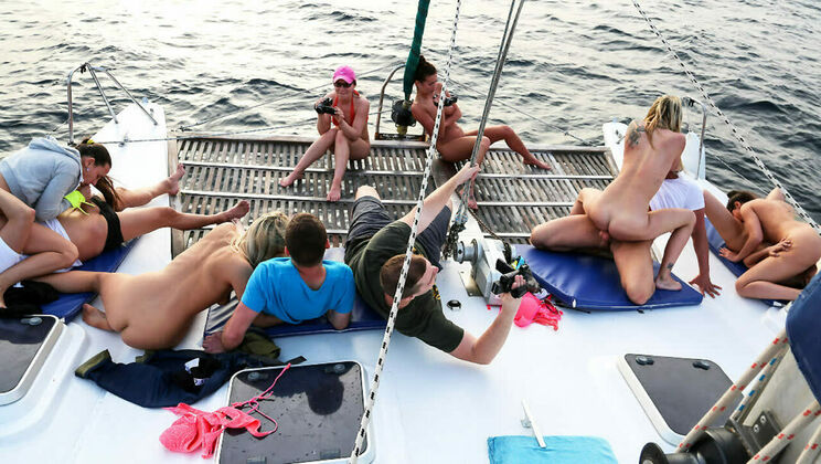 [SummerSinners] - Babes in Glasses Get Wild on Boat - Julia De Lucia - Mea Melone - Jimena Lago - Bianca Ferrero - Angel Piaf