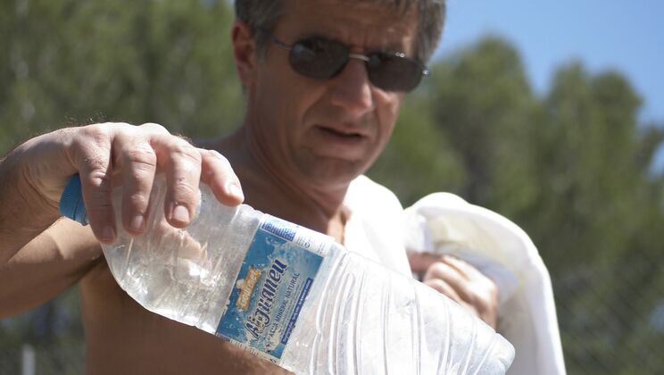 [Oldje] - Thirsty Girl Gets a Drink