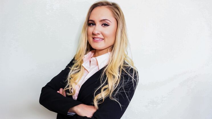 Blonde Bombshell Avalon Heart Gets Wild