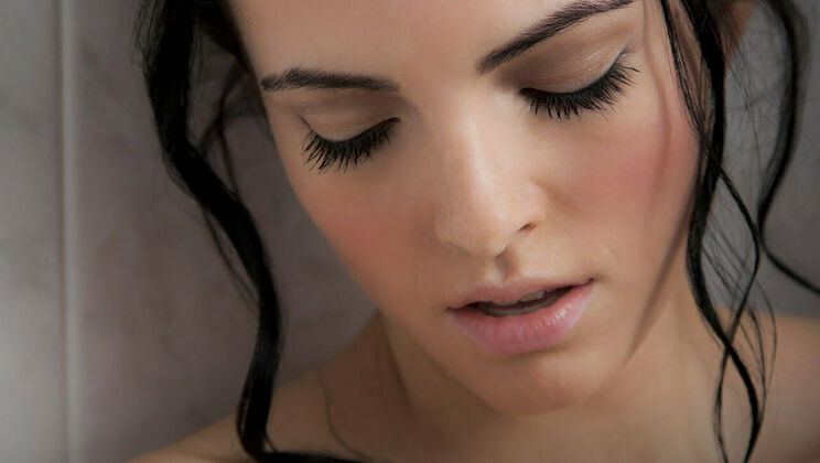 122 Fahrenheit: Brunette Sapphira A's Solo