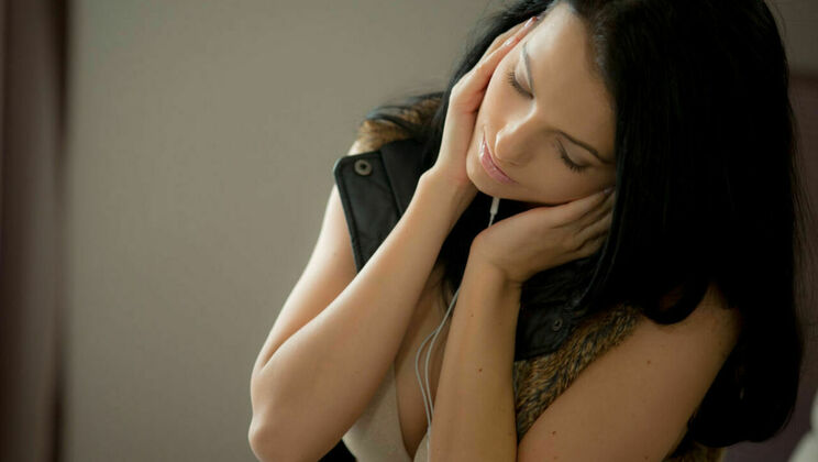 Brunette Babe Masturbates in Yoga Outfit