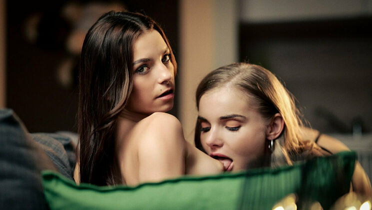 [SexArt] - Czech Blonde vs. Brunette: Doggystyle Showdown - Massy Sweet - Fibi Euro