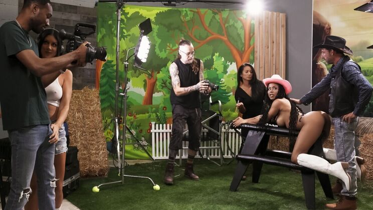 [WorkMeHarder] - Kira Noir Gets Facial Cumshot - Kira Noir - Queenie Sateen - Hollywood Cash