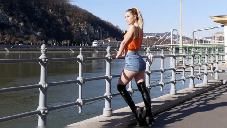 Beautiful and Skinny, Dee Vine Delivers a Wild Cumshot Ride