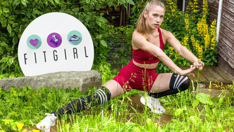 Sexy blonde Nika Murr flexes her shaved pussy