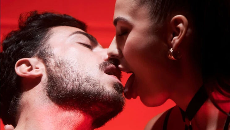 Kinky Threesome: She Does What She's Told